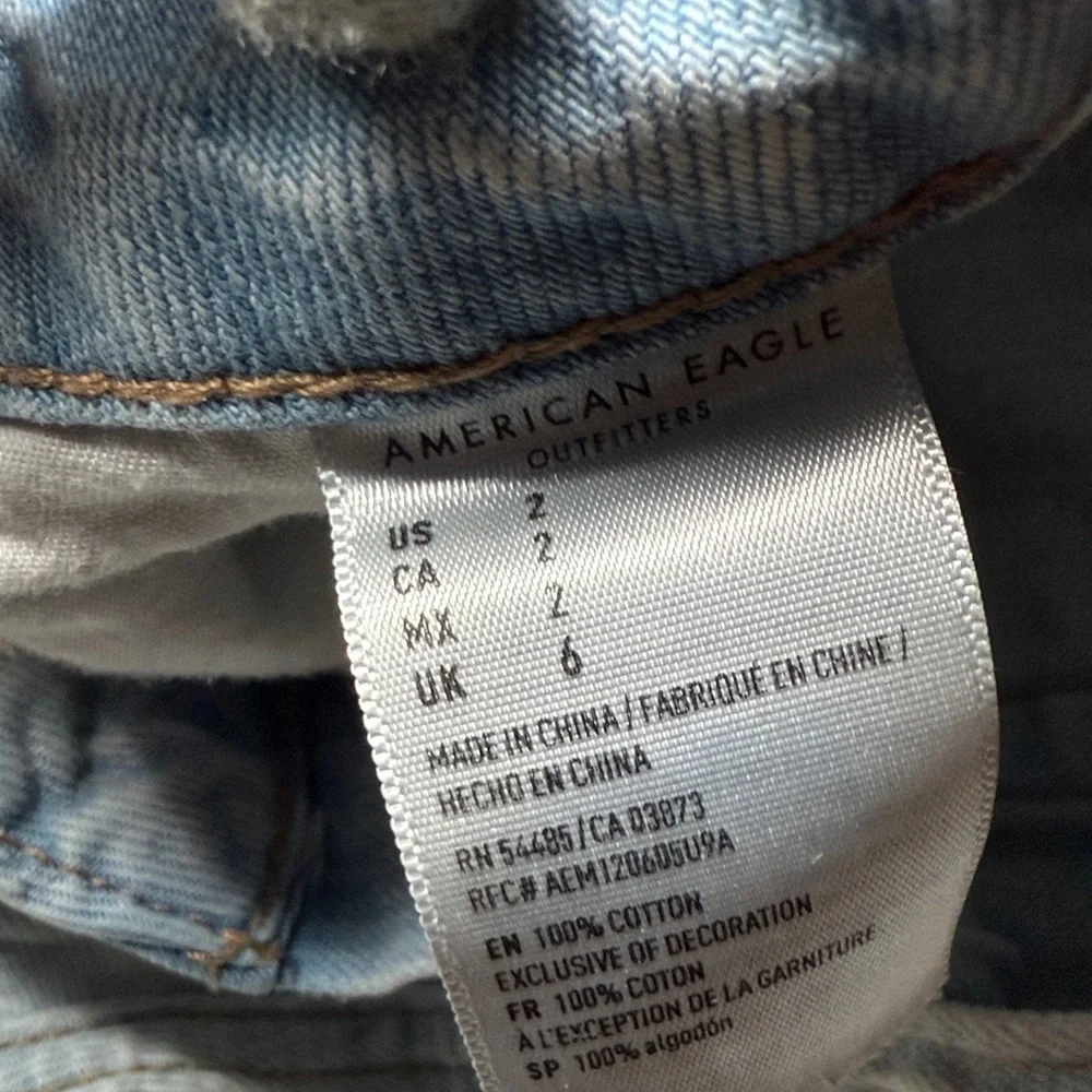 Women's American Eagle Outfitters Light Wash FrayedJean Shorts Size 2 Small